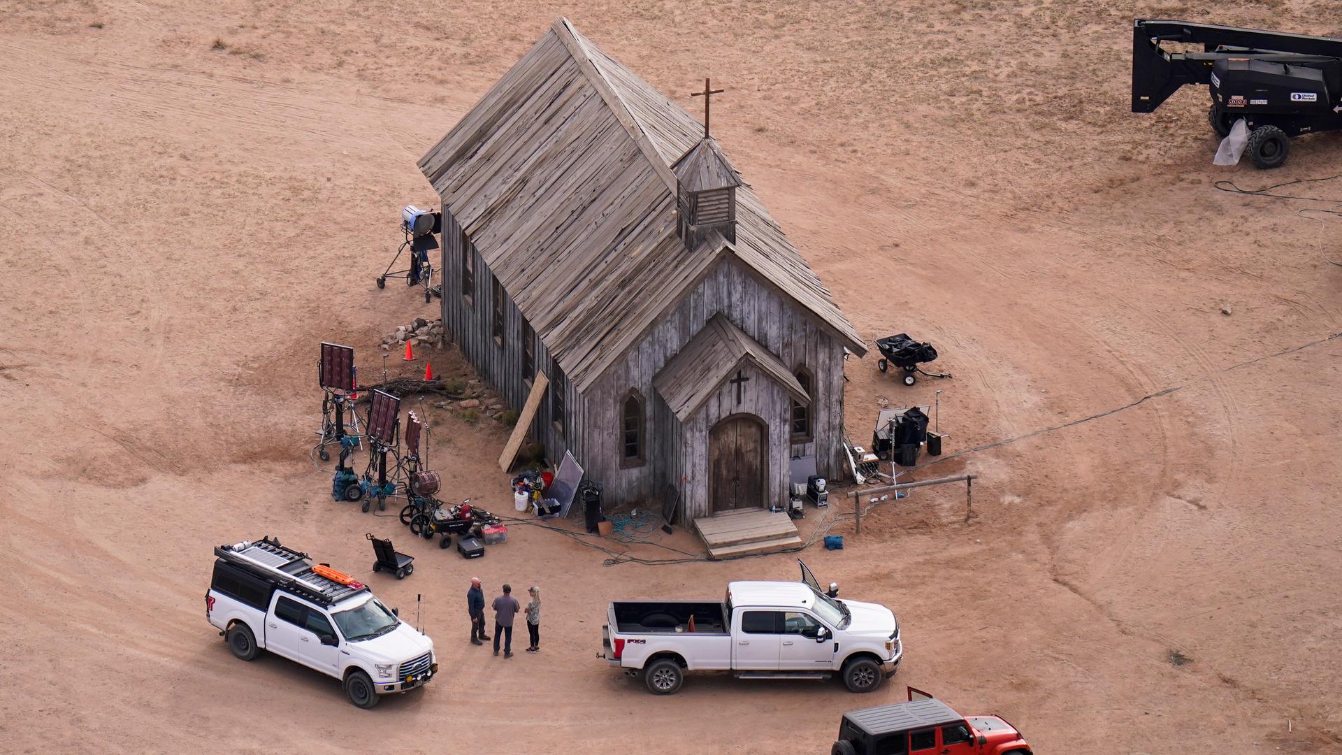 Luftaufnahme der Bonanza Creek Ranch, man sieht eine simple Kirche aus Holz mit einem Kreuz obendrauf, drumherum sind Filmequipment und mehrere Autos zu sehen.