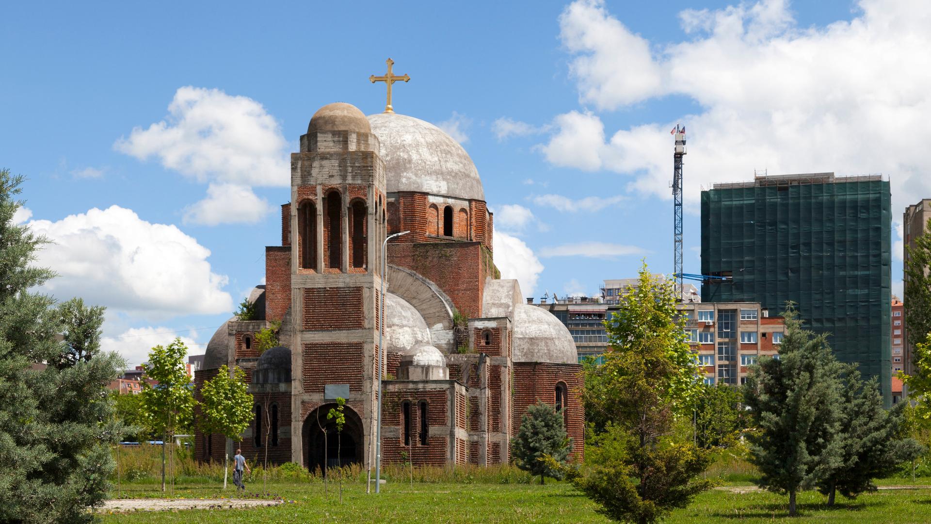 Außenansicht auf die nicht fertiggestellte serbisch-orthodoxe Kathedralkirche Christi des Erlösers in der kosovarischen Hauptstadt Pristina.