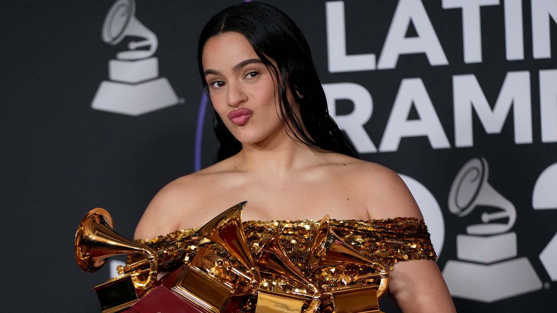 Die spanische Sängerin Rosalia bei der Preisverleihung der Latin Grammys 2022 

