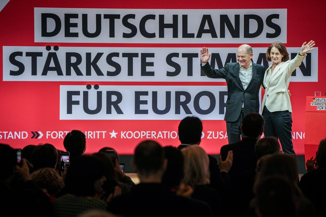 28.01.2024, Berlin: Bundeskanzler Olaf Scholz (SPD) und Katarina Barley (SPD), designierte Spitzenkandidatin für die Europawahl, winken bei der Europadelegiertenkonferenz der SPD.