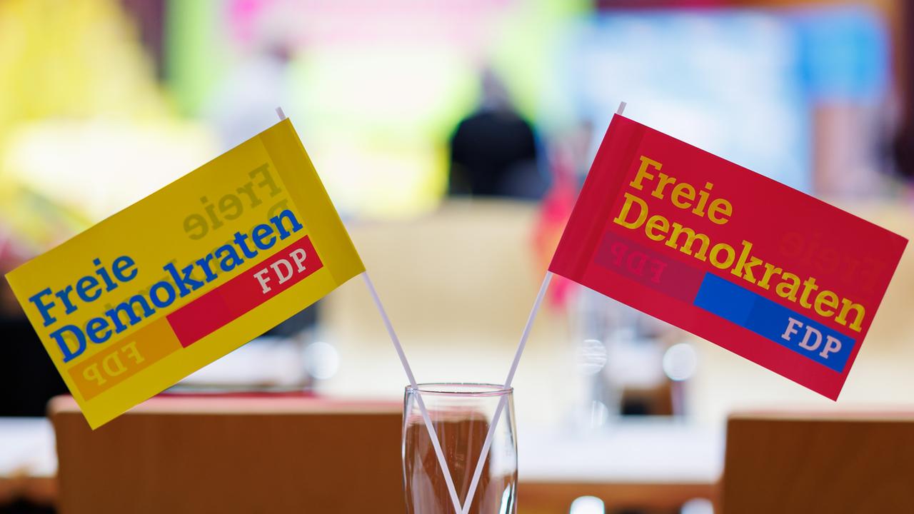 Auf zwei Tischfähnchen steht "Freie Demokraten - FDP".