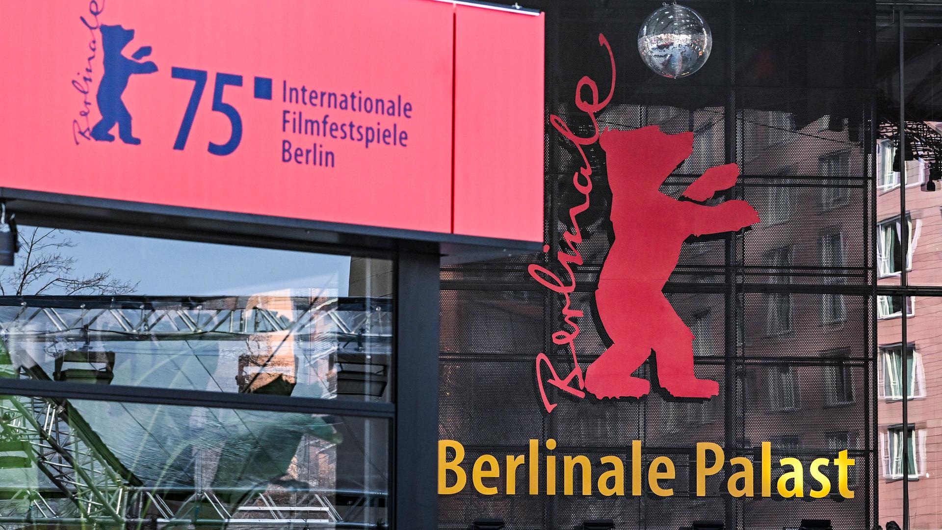 Der Berlinale-Bär und das Logo der 75. Berlinale sind am Berlinale-Palast am Potsdamer Platz zu sehen. 