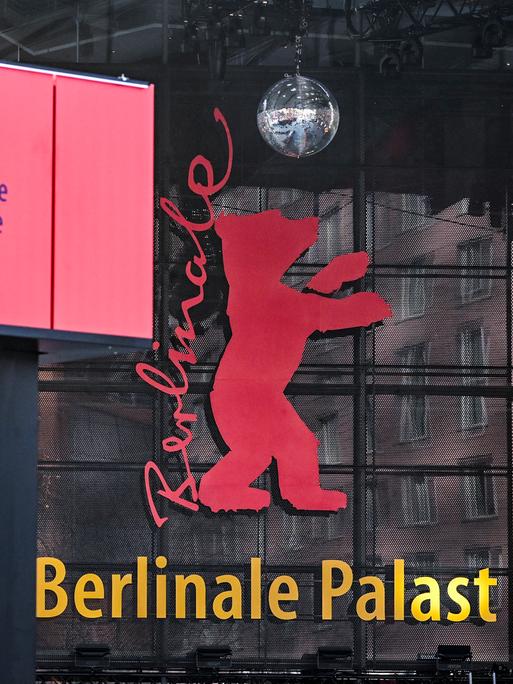 Der Berlinale-Bär und das Logo der 75. Berlinale sind am Berlinale-Palast am Potsdamer Platz zu sehen. 