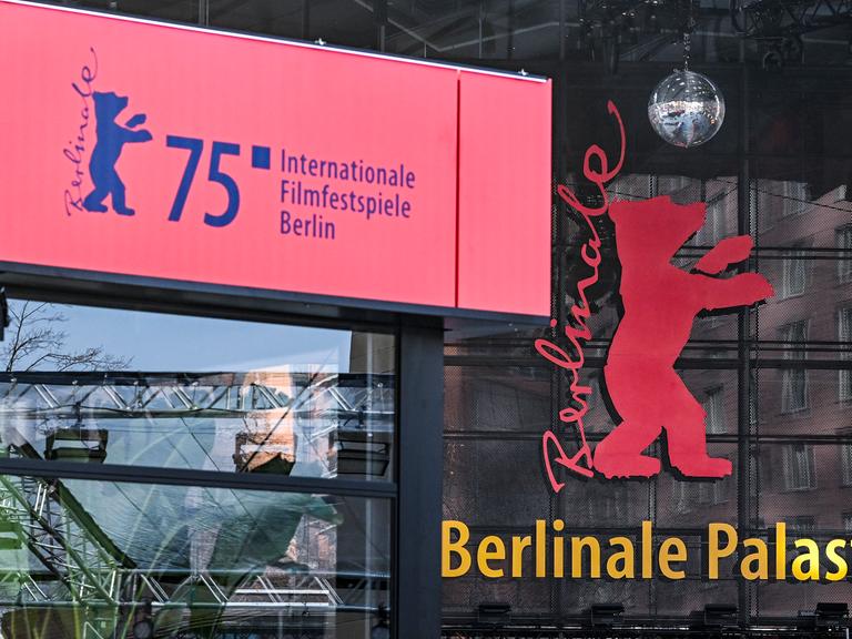 Der Berlinale-Bär und das Logo der 75. Berlinale sind am Berlinale-Palast am Potsdamer Platz zu sehen. 