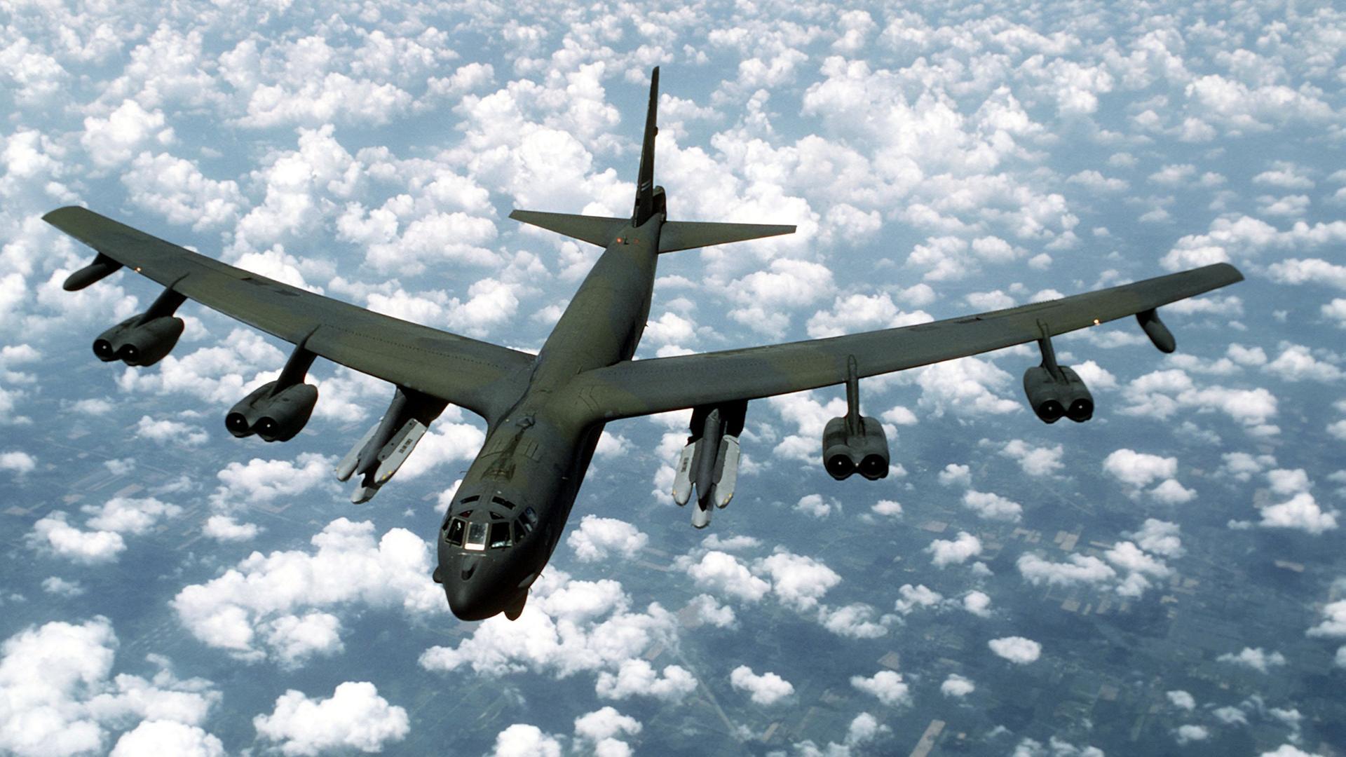Luftaufnahme eines B-52G Stratofortress Bombers. Die Maschine ist mit Luft-Boden Raketen des Types AGM-86B bewaffnet.