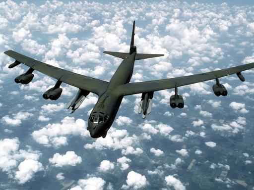 Luftaufnahme eines B-52G Stratofortress Bombers. Die Maschine ist mit Luft-Boden Raketen des Types AGM-86B bewaffnet.