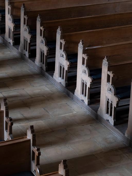 Dunkle Kirchenbänke in einer Kirche