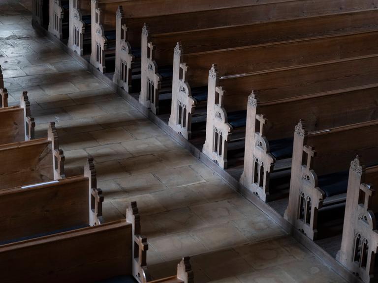 Dunkle Kirchenbänke in einer Kirche