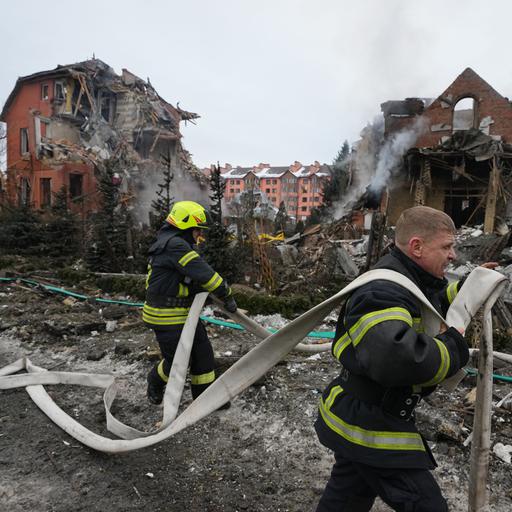 Feuerwehrleute löschen ein Feuer, nachdem eine Drohne während eines russischen Luftangriffs ein Wohnhaus getroffen hat. 