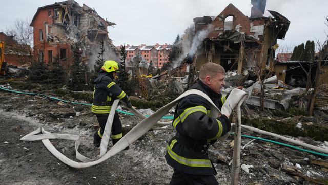 Feuerwehrleute löschen ein Feuer, nachdem eine Drohne während eines russischen Luftangriffs ein Wohnhaus getroffen hat. 