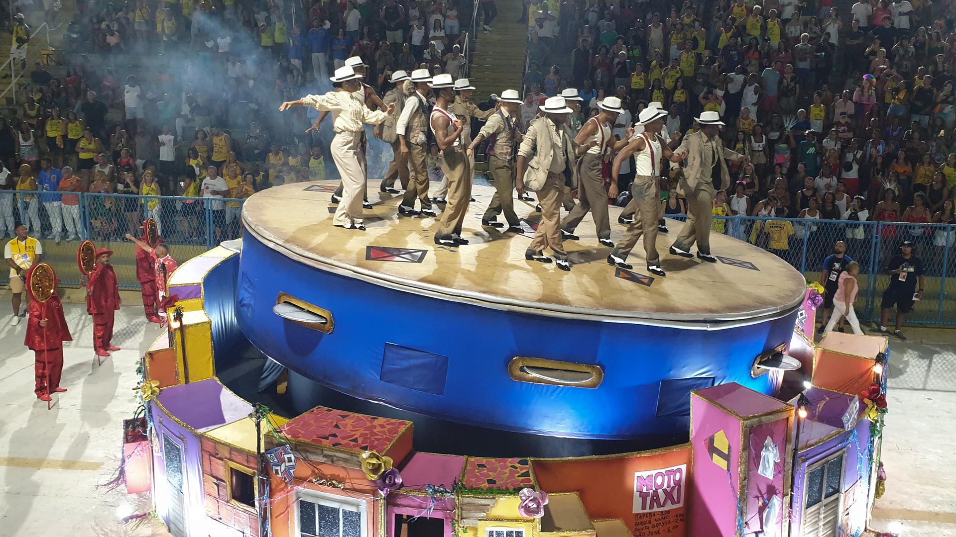 Brasilien Sambaschulen Eröffnen Karneval In Rio De Janeiro