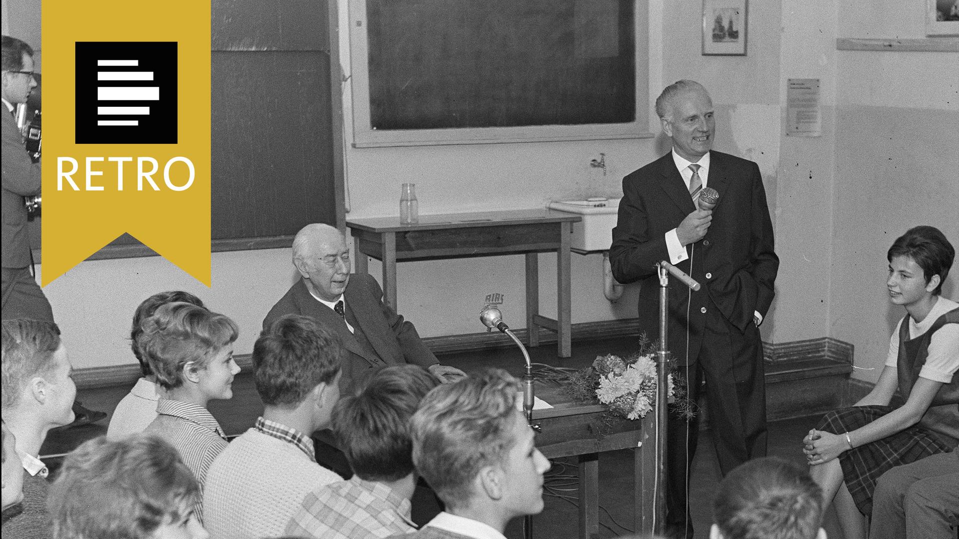 Prof. Heuß mit Schüler:innen im Arnt-Gymnasium, West-Berlin 1960. Prof. Heuß mit Schüler:innen im Arnt-Gymnasium, West-Berlin 1960.