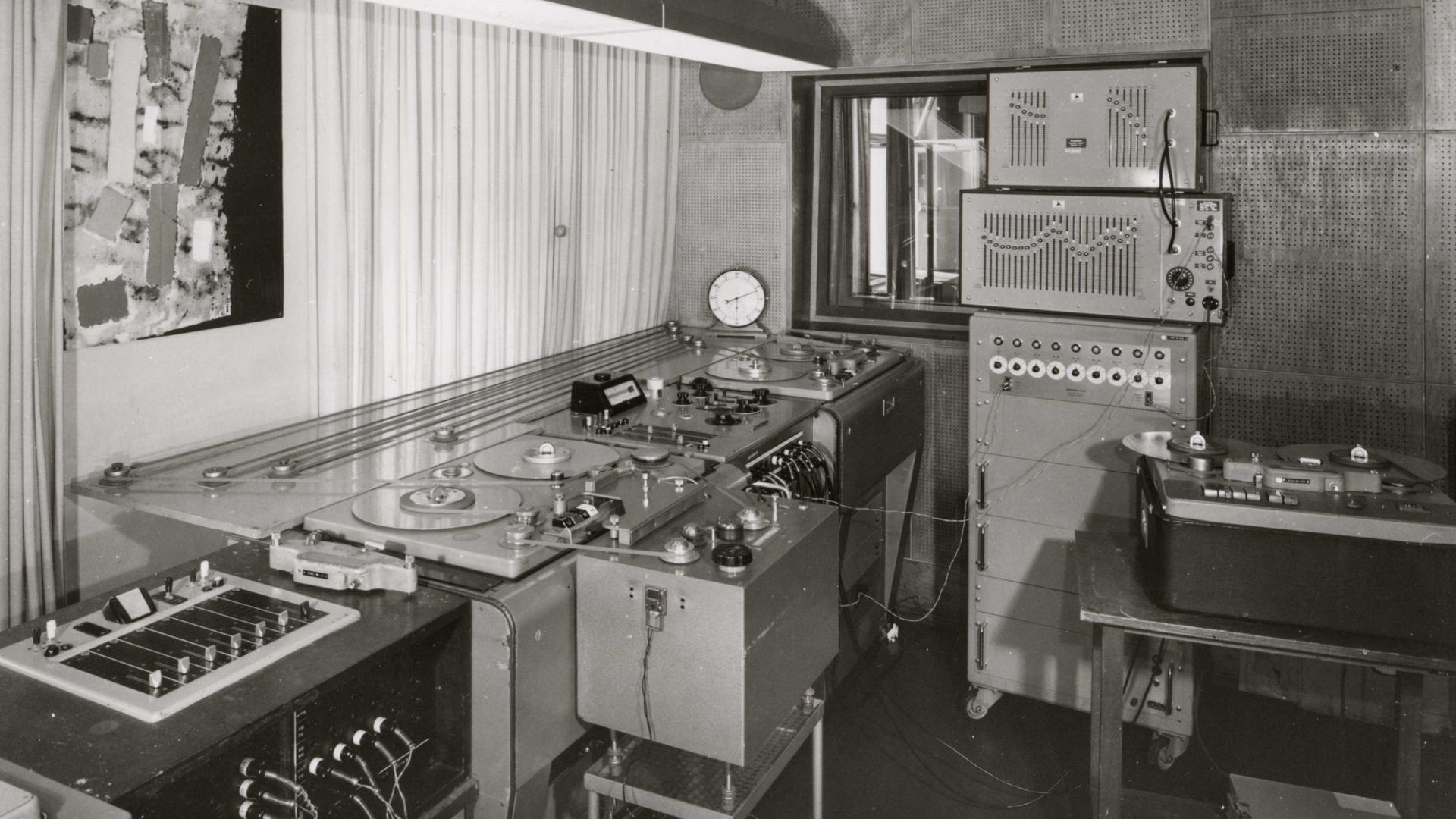 Elektronische Instrumenten und Gerätschaften im Elektornischen Studio Köln Elektronische Instrumenten und Gerätschaften im Elektornischen Studio Köln