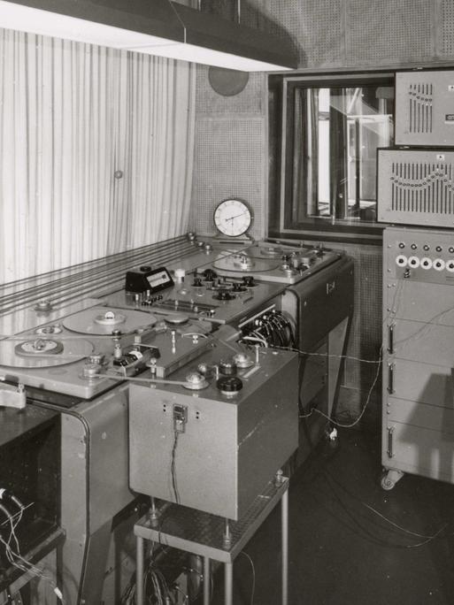 Elektronische Instrumenten und Gerätschaften im Elektornischen Studio Köln