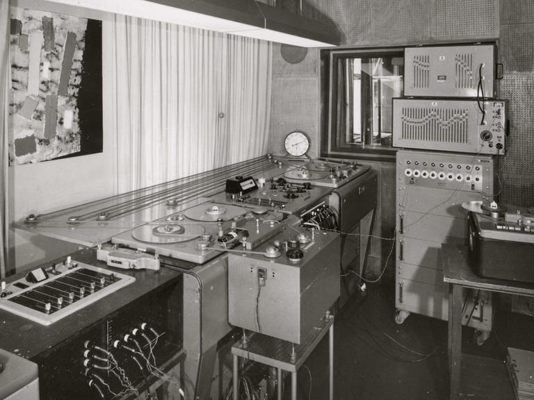 Elektronische Instrumenten und Gerätschaften im Elektornischen Studio Köln