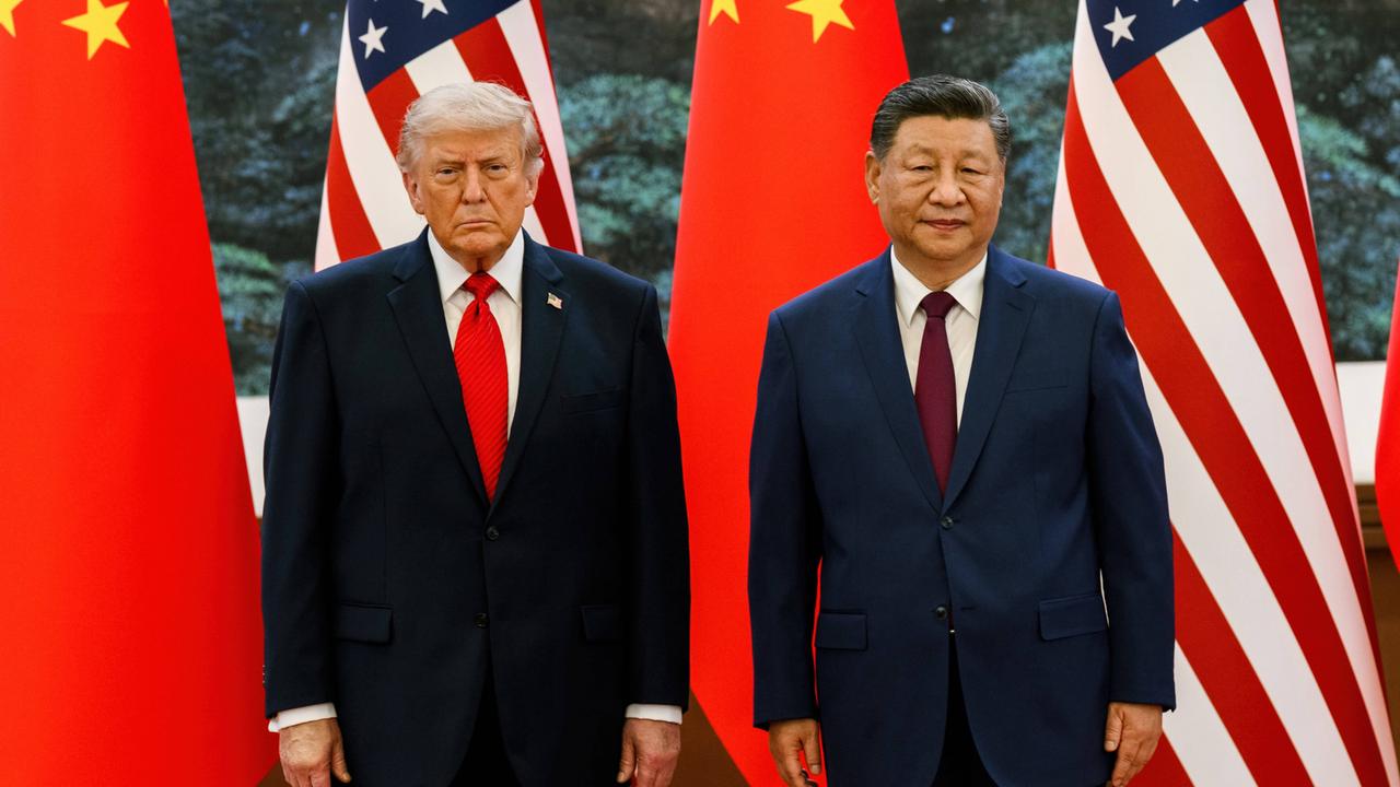 Der Präsident der USA Donald Trump mit dem chinesischen Präsidenten Xi Jinping. Bei einem Treffen stehen sie nebeneinander. Beide tragen blaue Anzüge und rote Krawatten. Sie schauen in Richtung der Kamera. Im Hintergrund die chinesische und die US-Flagge.