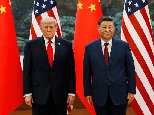 Der Präsident der USA Donald Trump mit dem chinesischen Präsidenten Xi Jinping. Bei einem Treffen stehen sie nebeneinander. Beide tragen blaue Anzüge und rote Krawatten. Sie schauen in Richtung der Kamera. Im Hintergrund die chinesische und die US-Flagge. Der Präsident der USA Donald Trump mit dem chinesischen Präsidenten Xi Jinping. Bei einem Treffen stehen sie nebeneinander. Beide tragen blaue Anzüge und rote Krawatten. Sie schauen in Richtung der Kamera. Im Hintergrund die chinesische und die US-Flagge.