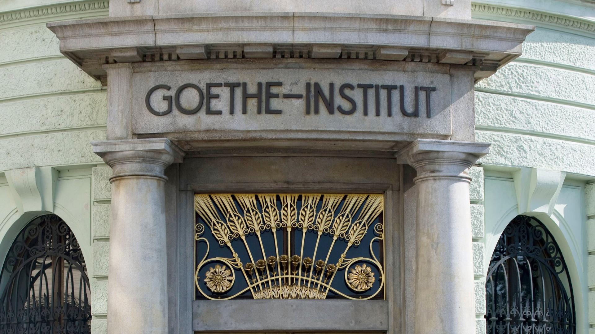 Die Jugendstil Fassade vom Goethe-Institut in Prag.