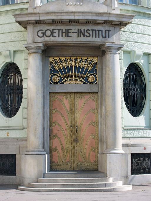 Die Jugendstil Fassade vom Goethe-Institut in Prag.