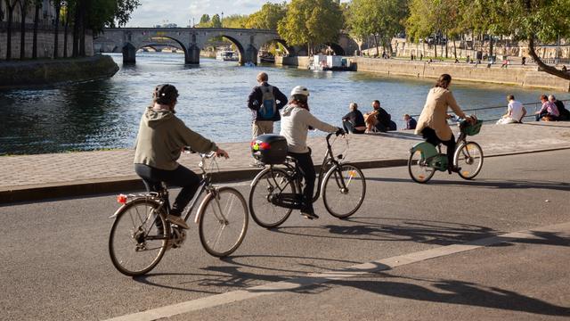 Radfahrer in Paris an dem Fluss Seine 