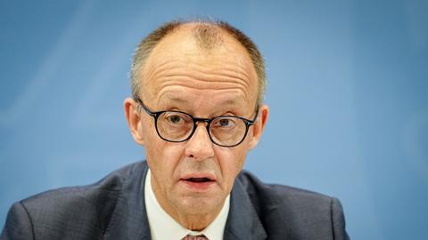 Bundeskanzler Friedrich Merz (CDU) gibt eine Pressekonferenz.