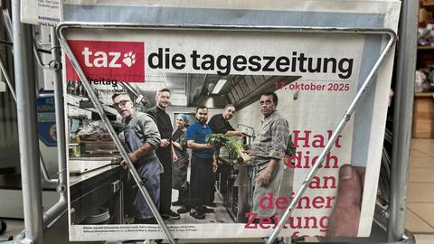 Die letzte Printausgabe die tageszeitung taz am Freitag 17.10.2025 in einem Zeitungsständer in Frankfurt am Main.