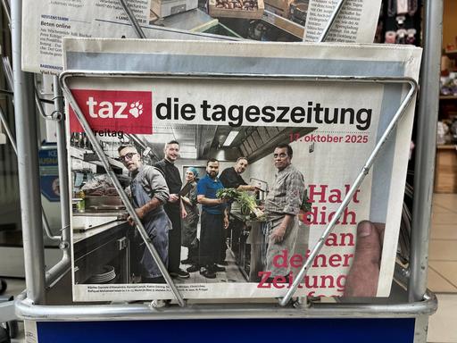 Die letzte Printausgabe die tageszeitung taz am Freitag 17.10.2025 in einem Zeitungsständer in Frankfurt am Main.