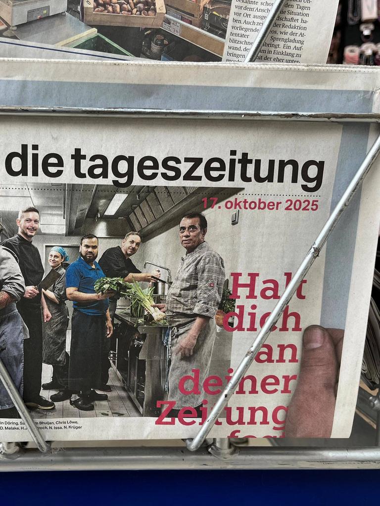 Die letzte Printausgabe die tageszeitung taz am Freitag 17.10.2025 in einem Zeitungsständer in Frankfurt am Main.