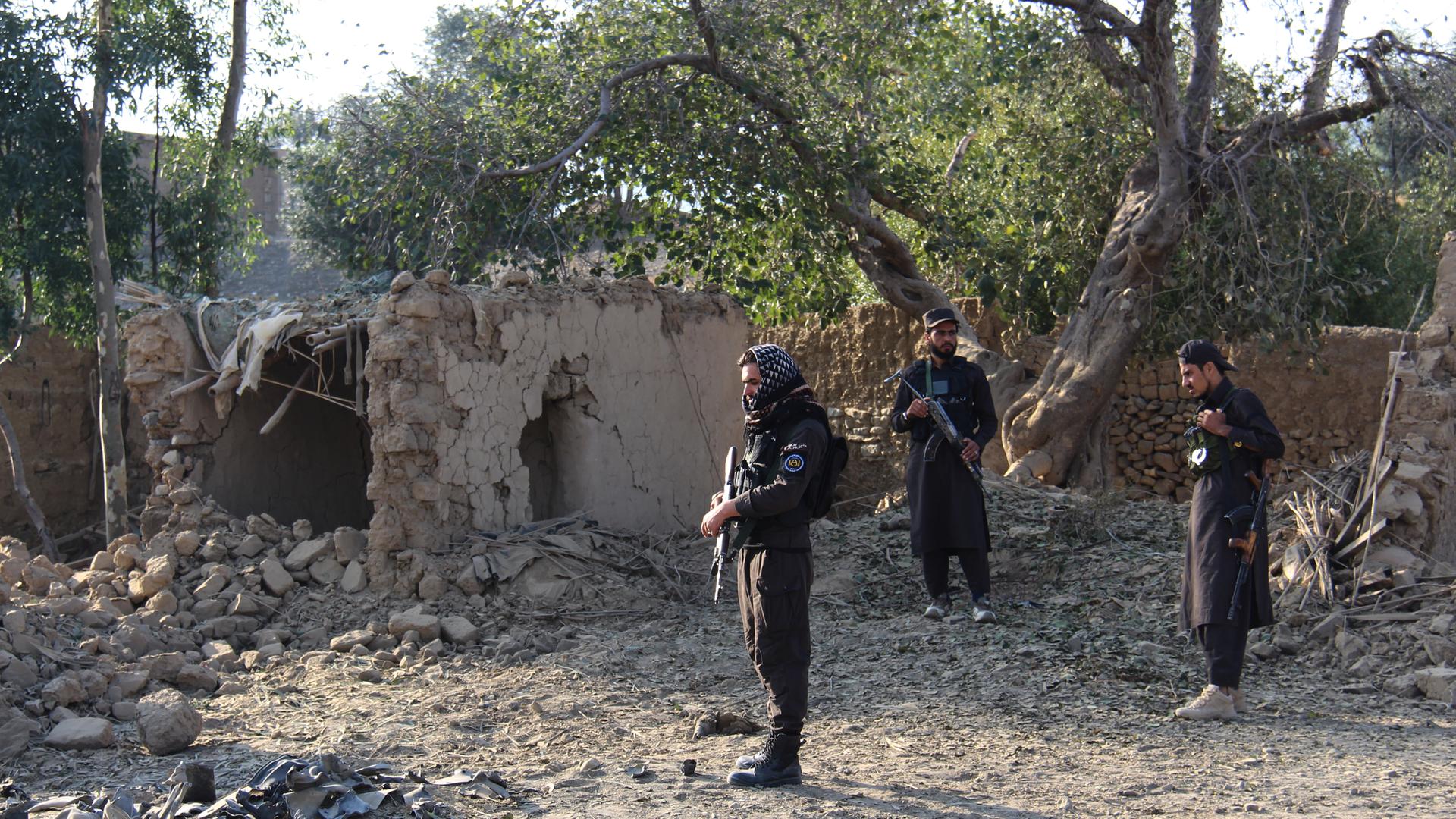 Sicherheitkräfte der Taliban untersuchen den Ort eines Vorfalls in der Provinz Khost in Afghanistan, bei dem es sich laut Angaben von Taliban-Vertretern um pakistanische Luftangriffe handelte. Sicherheitkräfte der Taliban untersuchen den Ort eines Vorfalls in der Provinz Khost in Afghanistan, bei dem es sich laut Angaben von Taliban-Vertretern um pakistanische Luftangriffe handelte.