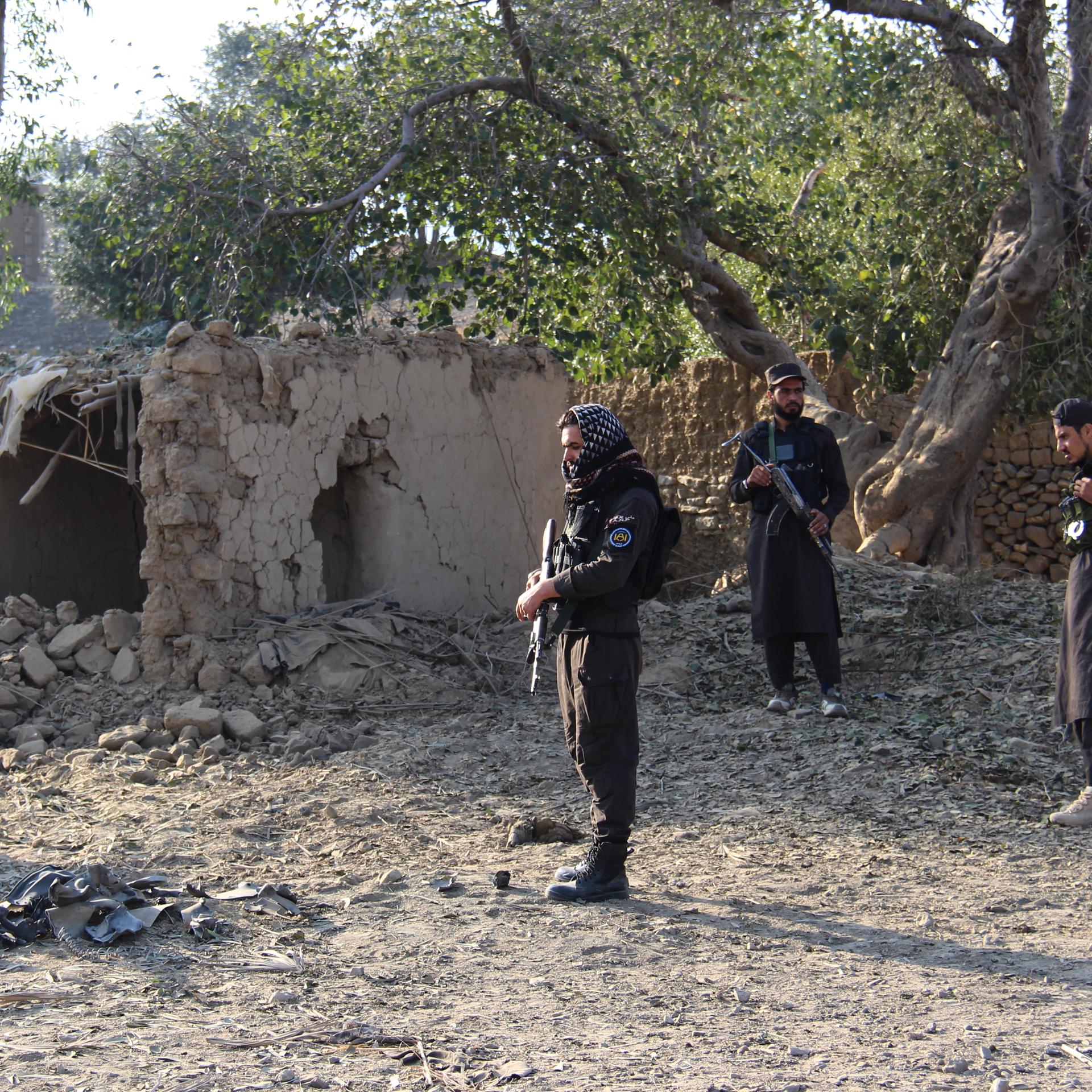 Sicherheitkräfte der Taliban untersuchen den Ort eines Vorfalls in der Provinz Khost in Afghanistan, bei dem es sich laut Angaben von Taliban-Vertretern um pakistanische Luftangriffe handelte. 