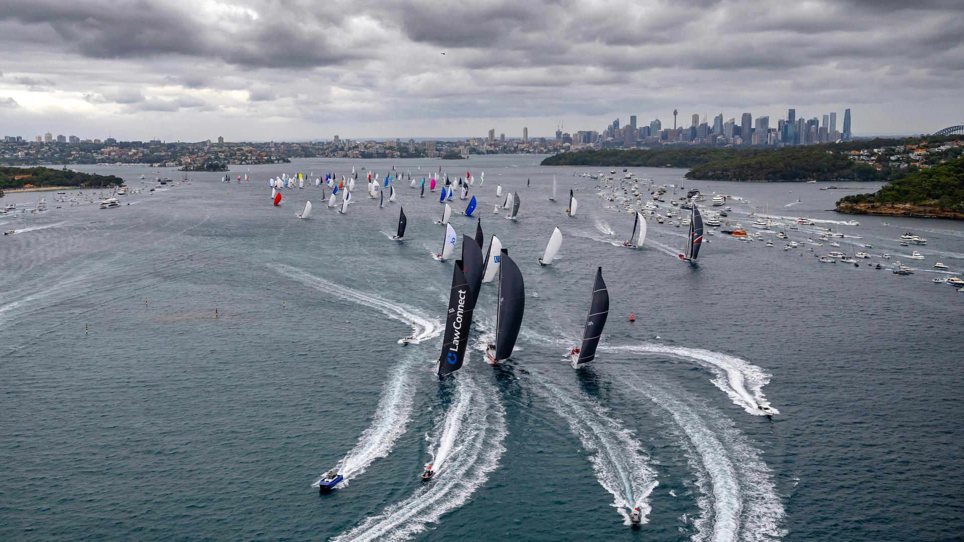 Auf diesem vom Cruising Yacht Club of Australia zur Verfügung gestellten Foto starten die Teilnehmer der Sydney-Hobart-Regatta 2025 in Sydney. 