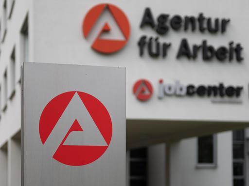 Das Logo der Agentur für Arbeit ist vor dem Gebäudekomplex der Behörde in Sangerhausen zu sehen.