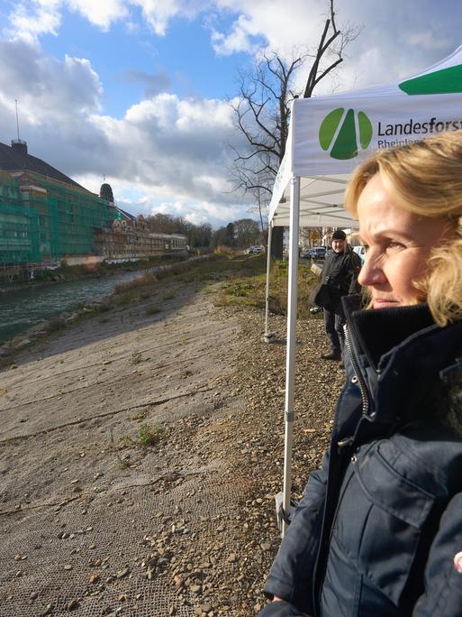 Bundesumweltministerin Steffi Lemke steht bei einer Exkursion im Rahmen der Umweltministerkonferenz an der Ahr.