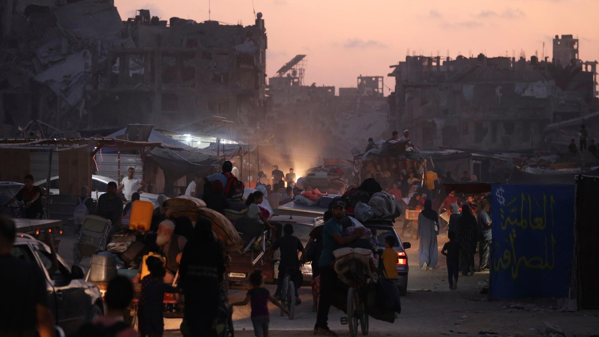 Eine Menschengruppe mit Gepräch auf einer Straße im Gazastreifen. Eine Menschengruppe mit Gepräch auf einer Straße im Gazastreifen.