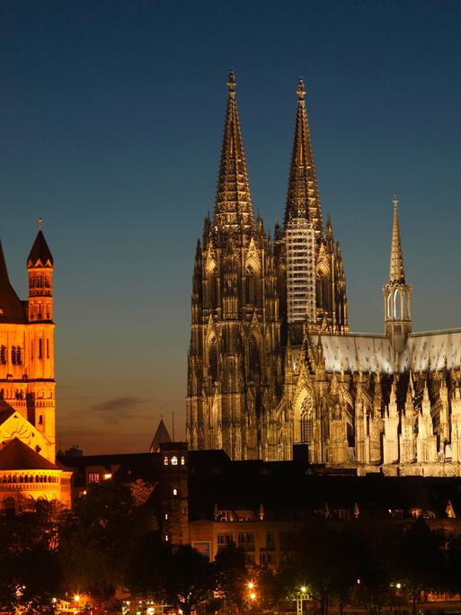 Die Kirche Groß Sankt Martin und der Kölner Dom in der Dämmerung