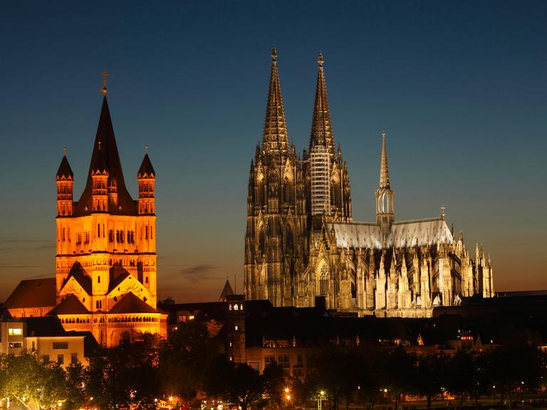Die Kirche Groß Sankt Martin und der Kölner Dom in der Dämmerung
