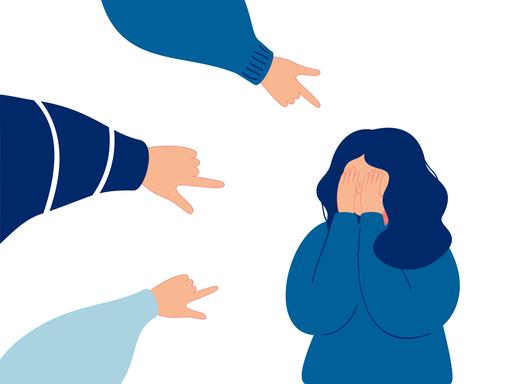 Illustration einer Frau, die ihr Gesicht mit Händen bedeckt und auf die mehrere Menschen mit dem Finger zeigen. Illustration einer Frau, die ihr Gesicht mit Händen bedeckt und auf die mehrere Menschen mit dem Finger zeigen.