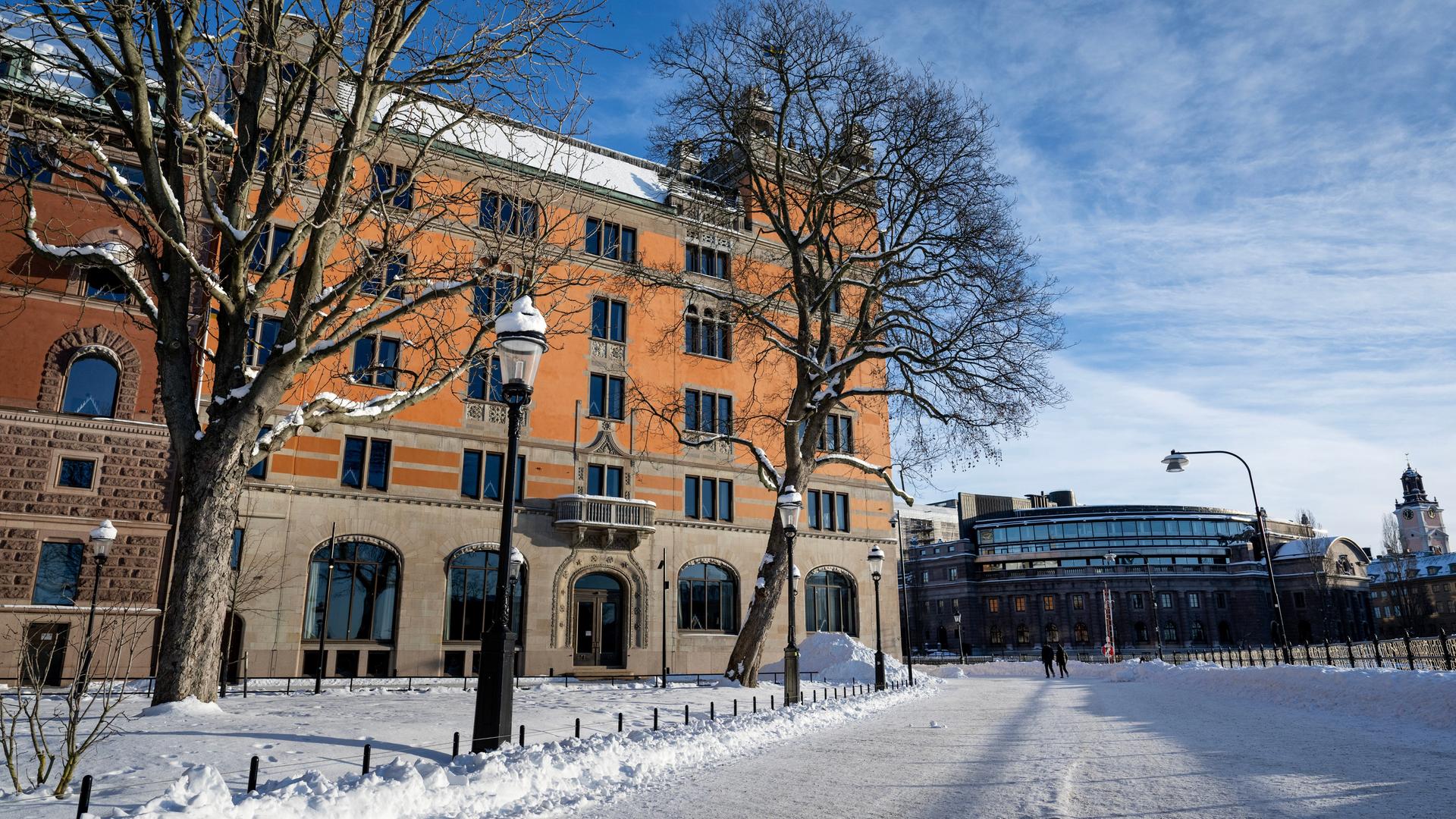 Im Vordergrund sieht man ein Gebäude, den Sitz der schwedischen Regierung in Stockholm. Im Hintergrund ist das schwedische Parlamentsgebäude. Im Vordergrund sieht man ein Gebäude, den Sitz der schwedischen Regierung in Stockholm. Im Hintergrund ist das schwedische Parlamentsgebäude.