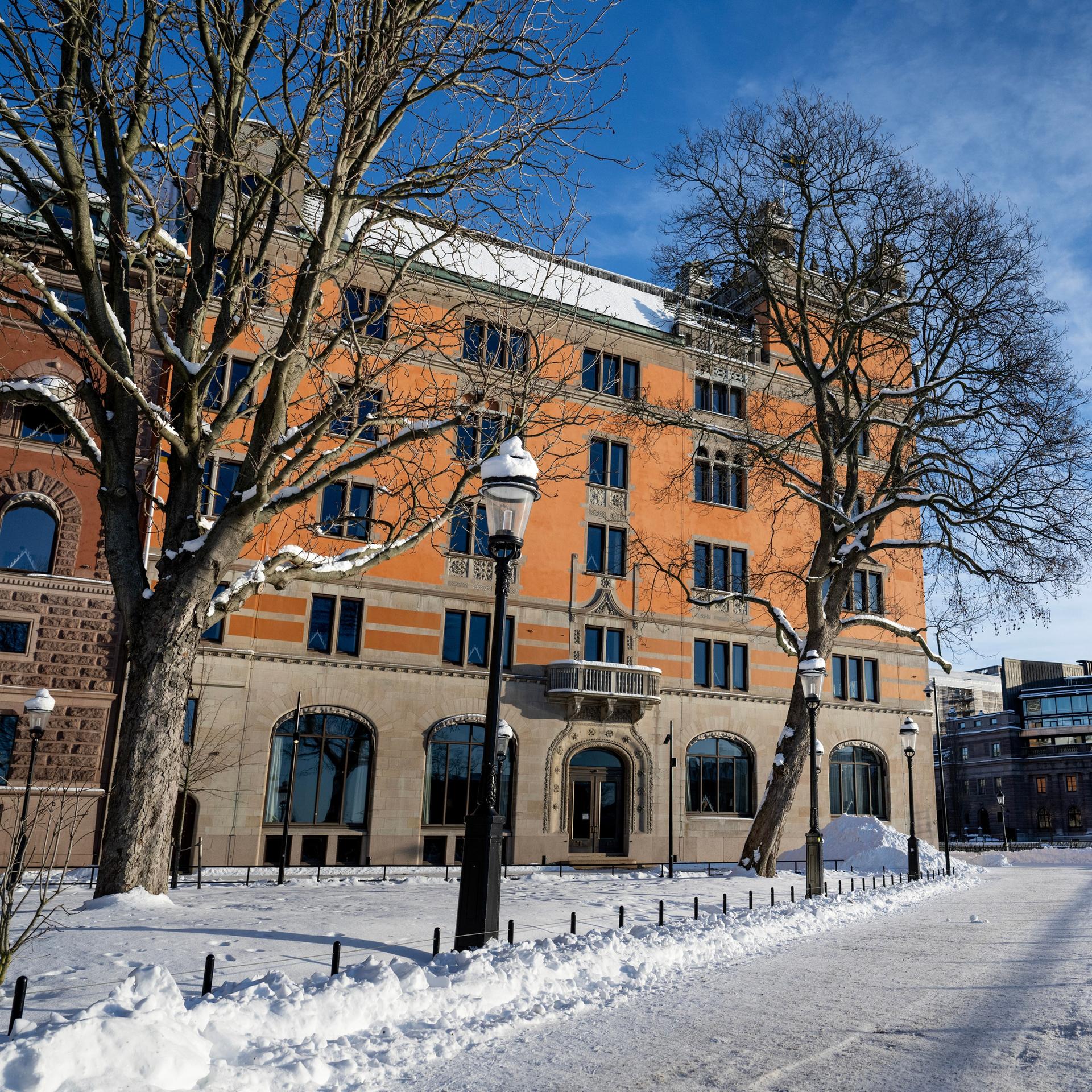 Im Vordergrund sieht man ein Gebäude, den Sitz der schwedischen Regierung in Stockholm. Im Hintergrund ist das schwedische Parlamentsgebäude.
