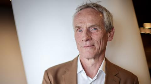 Ewald Frie, Autor des für den Deutschen Sachbuchpreis nominierten Buchs "Ein Hof und elf Geschwister. Der stille Abschied vom bäuerlichen Leben in Deutschland" bei einem Fototermin vor der Verleihung "Sachbuch des Jahres 2023" im Kleinen Saal der Hamburger Elbphilharmonie. Er trägt ein weisses Hemd und ein braunes Sakko.