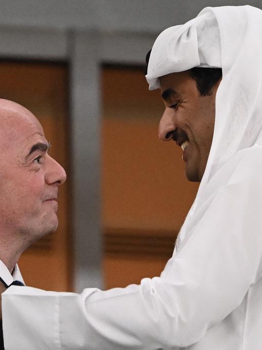 FIFA-Präsident Gianni Infantino bei der WM in Katar mit Emir Sheikh Tamim bin Hamad al-Thani.