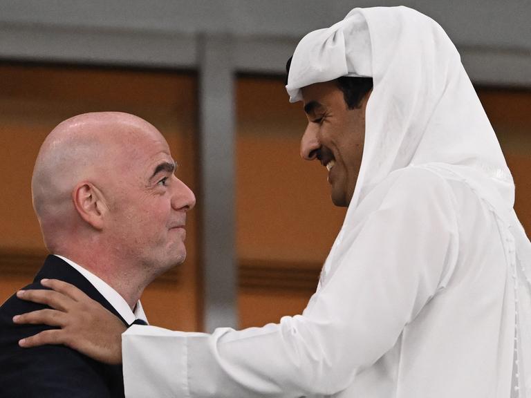 FIFA-Präsident Gianni Infantino bei der WM in Katar mit Emir Sheikh Tamim bin Hamad al-Thani.