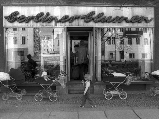 Kinderwägen vor einem Blumenladen im Ost-Berliner Stadtbezirk Mitte, 1985.