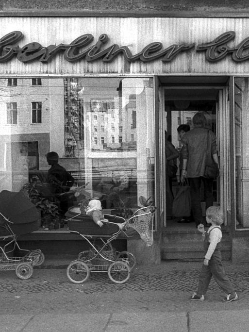 Kinderwägen vor einem Blumenladen im Ost-Berliner Stadtbezirk Mitte, 1985.