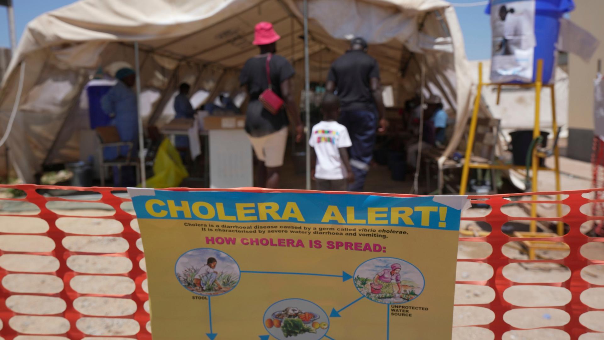 Simbabwe, Harare: Eine Familie betritt in einer Klinik ein Zelt für Cholera-Patienten. Simbabwe, Harare: Eine Familie betritt in einer Klinik ein Zelt für Cholera-Patienten.