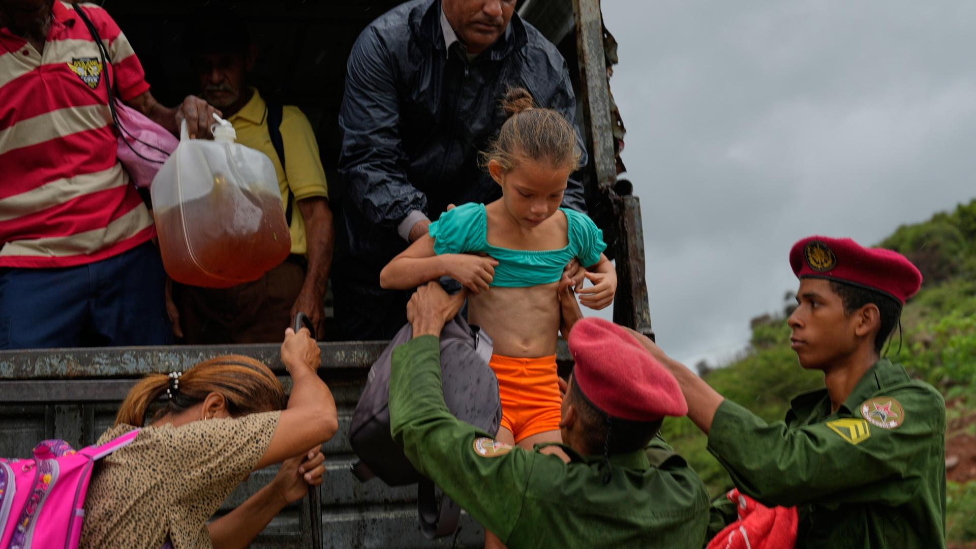 Santiago de Cuba: Menschen evakuieren vor der Ankunft des Hurrikans Melissa in Canizo, einer Gemeinde in Santiago de Cuba.