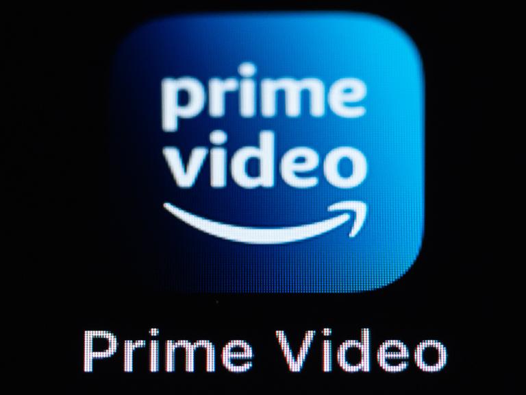Die Amazon Prime Video-Anwendung auf dem Display eines iPhone SE zu sehen. 