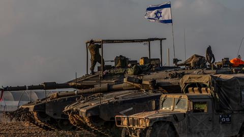 Israelische Panzer bewegen sich nach dem Ende der siebentägigen Waffenruhe zwischen Israel und den Hamas-Kämpfern in der Nähe der Grenze zwischen Israel und Gaza
