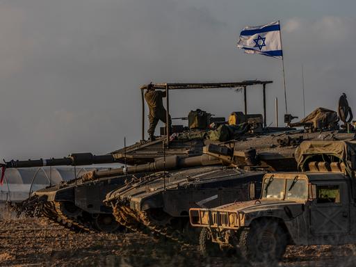 Israelische Panzer bewegen sich nach dem Ende der siebentägigen Waffenruhe zwischen Israel und den Hamas-Kämpfern in der Nähe der Grenze zwischen Israel und Gaza