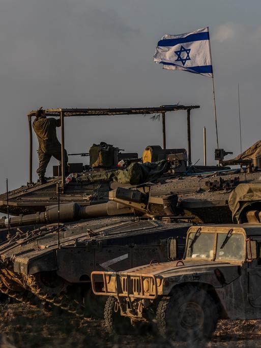 Israelische Panzer bewegen sich nach dem Ende der siebentägigen Waffenruhe zwischen Israel und den Hamas-Kämpfern in der Nähe der Grenze zwischen Israel und Gaza